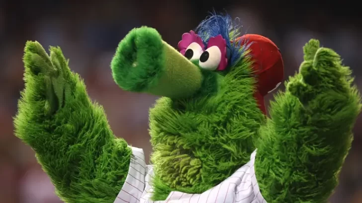 [VIDEO] Las mascotas de un equipo de béisbol recrearon a los infieles del concierto de Coldplay