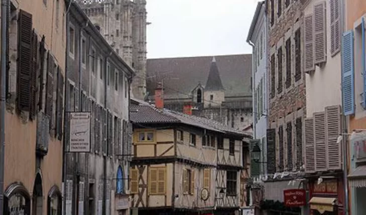 Un pueblo francés vende casas por un euro para atraer residentes: las exigencias para acceder