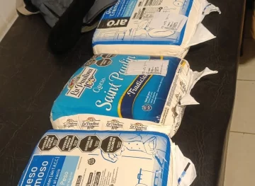 Distrajo a los empleados y escondió tres hormas de queso: fue sorprendido y detenido Distrajo a los empleados y escondió tres hormas de queso: fue sorprendido y detenido