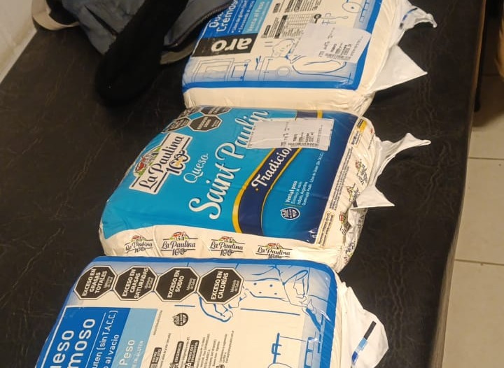 Distrajo a los empleados y escondió tres hormas de queso: fue sorprendido y detenido Distrajo a los empleados y escondió tres hormas de queso: fue sorprendido y detenido