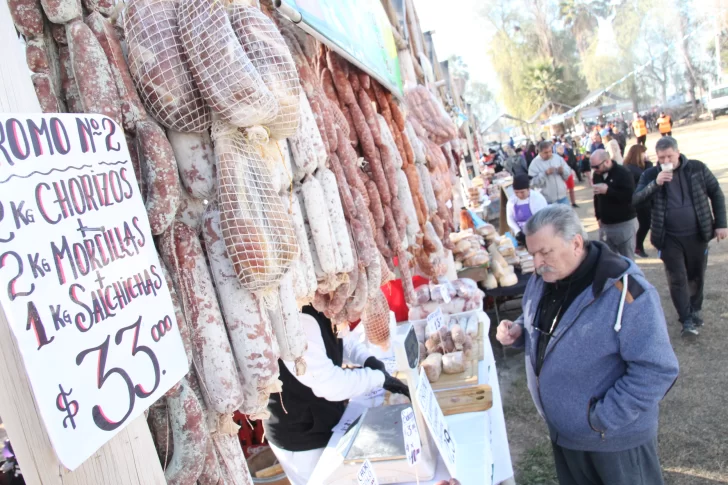La gente comparó precios y buscó promociones en el Carneo Español