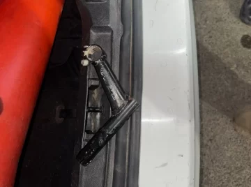 Detuvieron a dos sujetos que intentaron robar con una tumbera a dos jóvenes y agredieron a un policía Detuvieron a dos sujetos que intentaron robar con una tumbera a dos jóvenes y agredieron a un policía