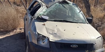 Perdió el control del auto, volcó y terminó en una finca Perdió el control del auto, volcó y terminó en una finca