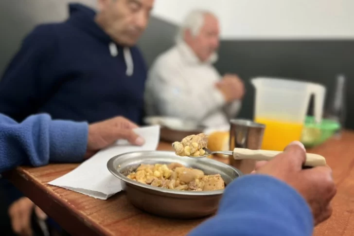 Por el frío, más personas se alojan en los refugios estatales y llegan a casi 80