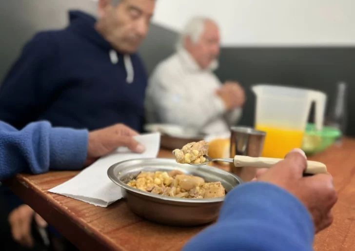 Por el frío, más personas se alojan en los refugios estatales y llegan a casi 80