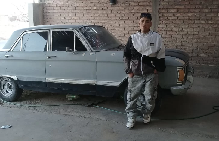 El chico que vende su Ford Falcon para pagar la deuda que le generó su sufrido tratamiento de riñones