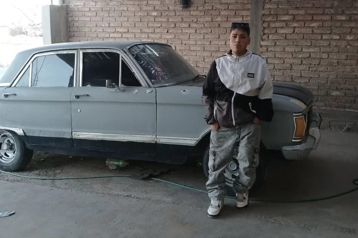El chico que vende su Ford Falcon para pagar la deuda que le generó su sufrido tratamiento de riñones