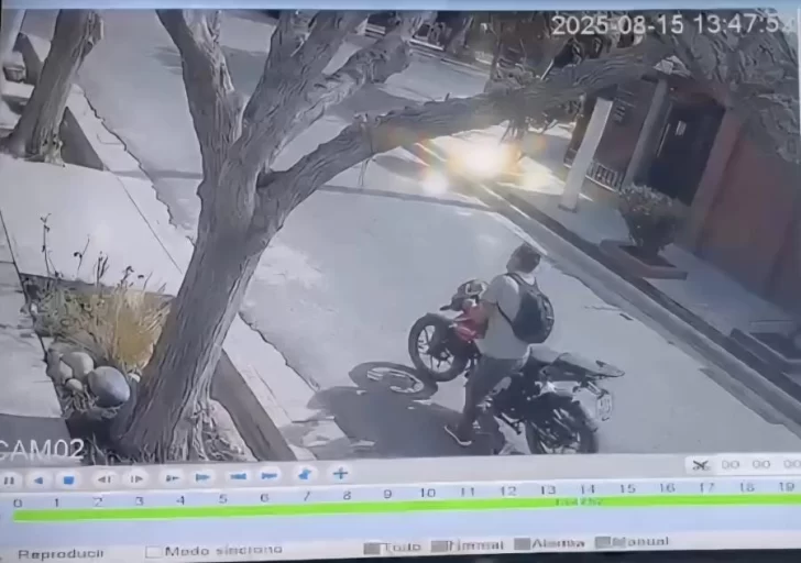 Vecinos sorprendieron a un sujeto con una moto robada y lo entregaron a la policía Vecinos sorprendieron a un sujeto con una moto robada y lo entregaron a la policía