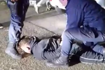 Sorprendió a un ladrón robando el estéreo de su auto y lo redujo Sorprendió a un ladrón robando el estéreo de su auto y lo redujo