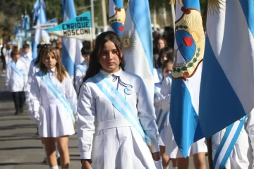 Desde alumnos hasta empleados municipales engalanaron el desfile que celebra un nuevo aniversario de Rivadavia Desde alumnos hasta empleados municipales engalanaron el desfile que celebra un nuevo aniversario de Rivadavia