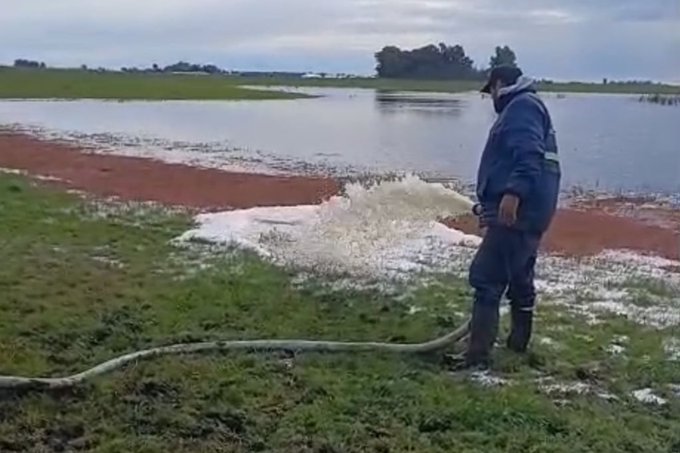 Un camión quedó varado en Bolívar y tuvieron que tirar la leche en el barro Un camión quedó varado en Bolívar y tuvieron que tirar la leche en el barro