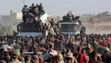 Tragedia en Gaza: volcó un camión que transportaba alimentos y murieron 20 personas Tragedia en Gaza: volcó un camión que transportaba alimentos y murieron 20 personas