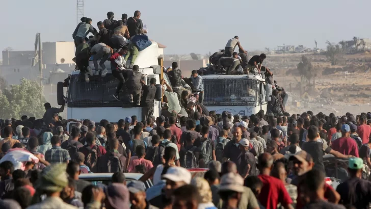 Tragedia en Gaza: volcó un camión que transportaba alimentos y murieron 20 personas Tragedia en Gaza: volcó un camión que transportaba alimentos y murieron 20 personas