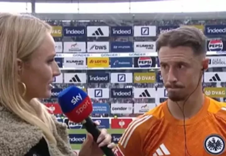 El insólito blooper de una periodista con un jugador tras la derrota de su equipo El insólito blooper de una periodista con un jugador tras la derrota de su equipo