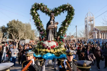 Piden colaboración para comprar, al menos, 1.000 rosas rojas que usarán para adornar la imagen de Santa Rosa Piden colaboración para comprar, al menos, 1.000 rosas rojas que usarán para adornar la imagen de Santa Rosa