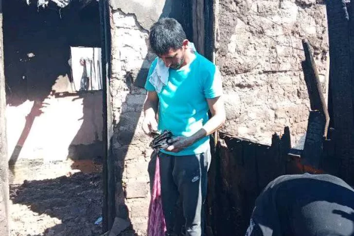 Las fotos y video del incendio que destruyó cinco viviendas en un asentamiento de Santa Lucía