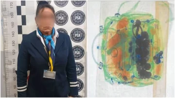 Detuvieron a una azafata en Ezeiza por intentar contrabandear relojes, diez iPhone y joyas por $58 millones Detuvieron a una azafata en Ezeiza por intentar contrabandear relojes, diez iPhone y joyas por $58 millones