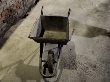 Un delincuente conocido como “Oro Churero” intentó llevarse una carretilla, tropezó y lo descubrieron Un delincuente conocido como “Oro Churero” intentó llevarse una carretilla, tropezó y lo descubrieron