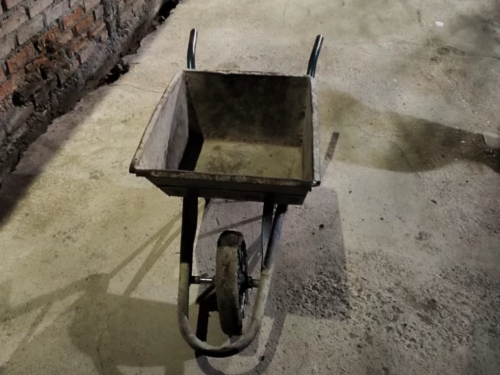 Un delincuente conocido como “Oro Churero” intentó llevarse una carretilla, tropezó y lo descubrieron Un delincuente conocido como “Oro Churero” intentó llevarse una carretilla, tropezó y lo descubrieron