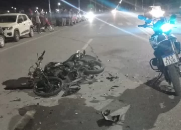 Violento choque entre dos motociclistas en Pocito: uno sufrió múltiples fracturas y otro pérdida de conocimiento Violento choque entre dos motociclistas en Pocito: uno sufrió múltiples fracturas y otro pérdida de conocimiento
