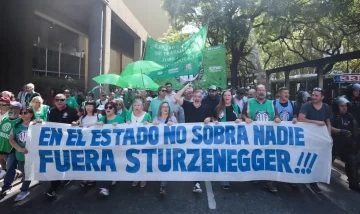 ATE convocó a un paro nacional de 24 hs y mantiene movilización para mañana ATE convocó a un paro nacional de 24 hs y mantiene movilización para mañana