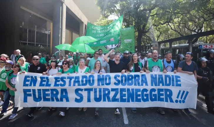 ATE convocó a un paro nacional de 24 hs y mantiene movilización para mañana ATE convocó a un paro nacional de 24 hs y mantiene movilización para mañana