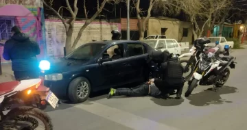 Lo detuvieron por realizar maniobras peligrosas en su auto y descubrieron que portaba un arma Lo detuvieron por realizar maniobras peligrosas en su auto y descubrieron que portaba un arma