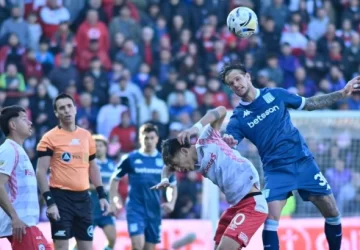 Racing sufrió una dura goleada ante Argentinos y comprometió su futuro en la Zona A Racing sufrió una dura goleada ante Argentinos y comprometió su futuro en la Zona A