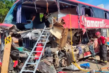 Impactante choque entre un camión y un ómnibus en el centro de Brasil dejó 11 muertos y 45 heridos Impactante choque entre un camión y un ómnibus en el centro de Brasil dejó 11 muertos y 45 heridos