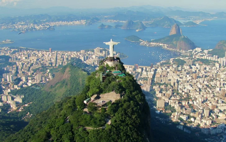 Los argentinos viajan más hacia afuera, pero llegan menos visitas