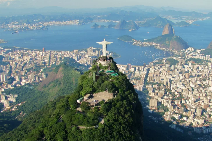 Los argentinos viajan más hacia afuera, pero llegan menos visitas