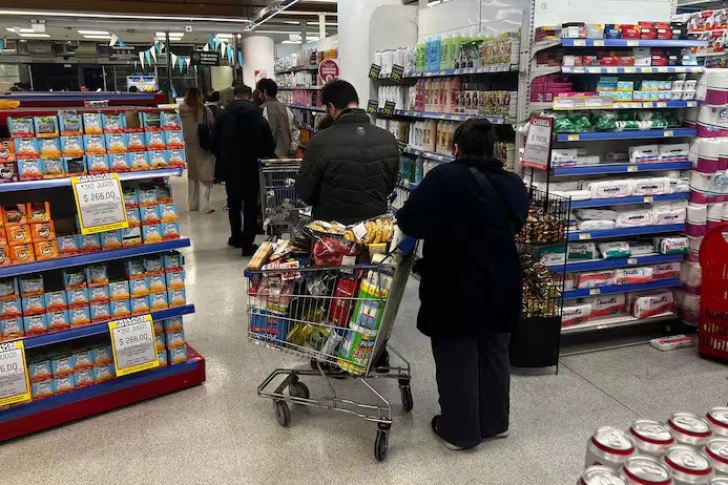 Crece la presión para trasladar a las góndolas la suba del dólar