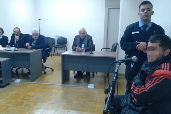 Contrató a un policía para evitar represalias a su hija, que acusó a dos tíos de violarla