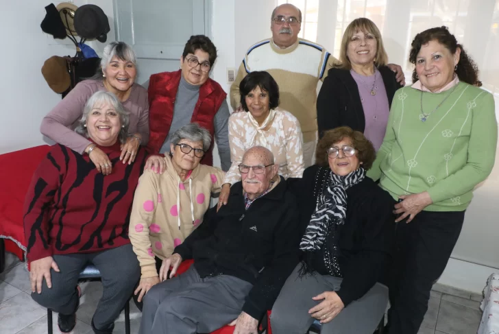 Los exalumnos que con casi 70 años siguen compartiendo encuentros con su profe de 90
