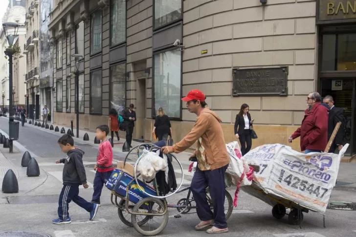 Según el informe de la UCA, la pobreza cayó al 36,3% en el tercer trimestre
