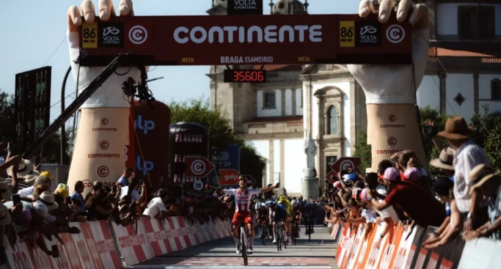 DCC080825-024F01-728x392