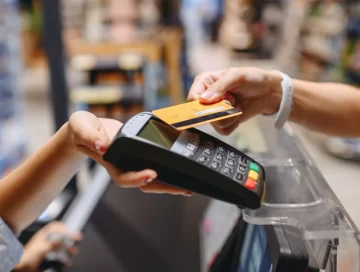 La gente tarjetea casi la mitad de sus compras en el supermercado