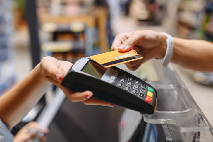 La gente tarjetea casi la mitad de sus compras en el supermercado