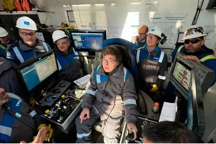 Venderán el mameluco YPF que viralizó Milei