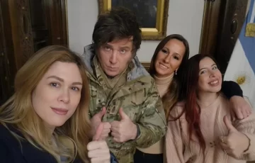 Milei se puso el uniforme y almorzó con granaderos