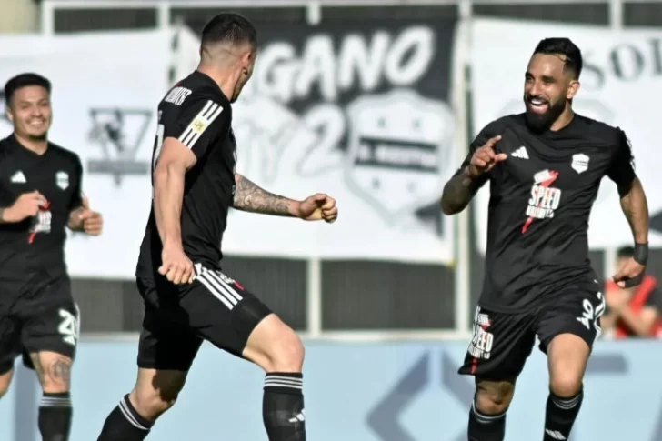 Riestra goleó y jugó para San Martín