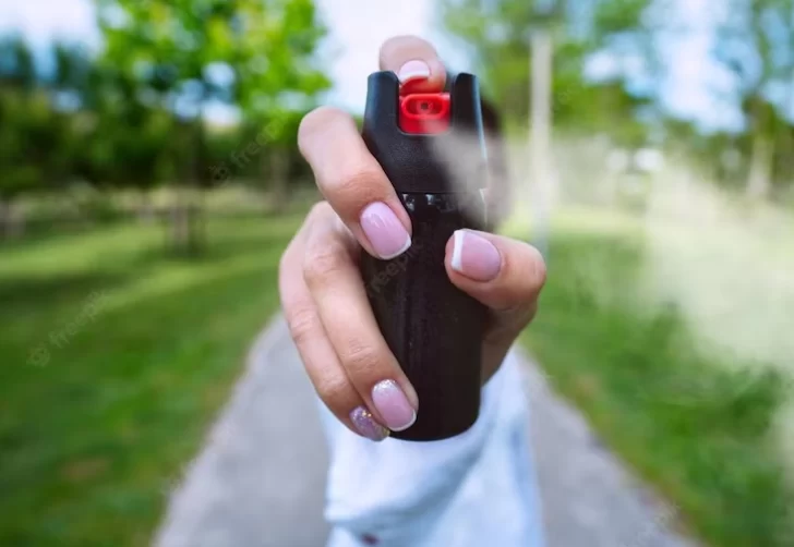 Insólito robo en Neuquén: atacó con gas pimienta a una almacenera y para robarle 10 mil dólares Insólito robo en Neuquén: atacó con gas pimienta a una almacenera y para robarle 10 mil dólares