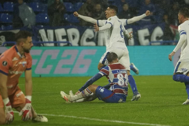 Vélez se clasificó a cuartos tras vencer a Fortaleza Vélez se clasificó a cuartos tras vencer a Fortaleza