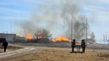 Un voraz incendio arrasó con una finca de Caucete: calculan pérdidas millonarias Un voraz incendio arrasó con una finca de Caucete: calculan pérdidas millonarias