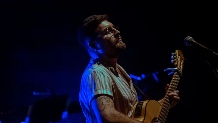 El cantante sanjuanino Martín Krywo presenta un show que pone el foco en las miserias y glorias del artista