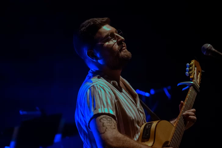 El cantante sanjuanino Martín Krywo presenta un show que pone el foco en las miserias y glorias del artista