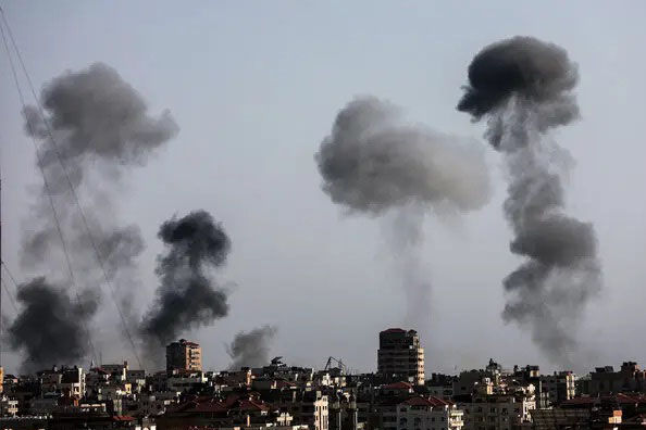 Siguen los bombardeos en Gaza y Egipto negocia un alto el fuego