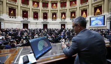 Mercados argentinos bajo presión por desafíos políticos y monetarios