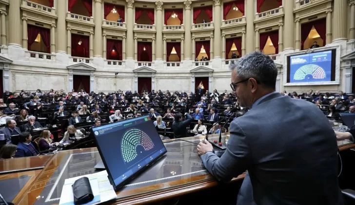 Mercados argentinos bajo presión por desafíos políticos y monetarios