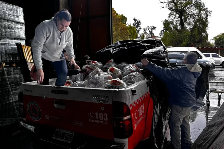 Santa Rosa no para: entre sábado y domingo, el Gobierno ya asistió a más de 3.000 familias por los daños del temporal